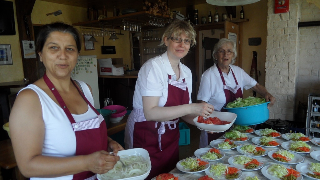 Beim Salat machen (v.l. Sandra Welsch, Melanie Schuch und Edeltrud Kemmer)