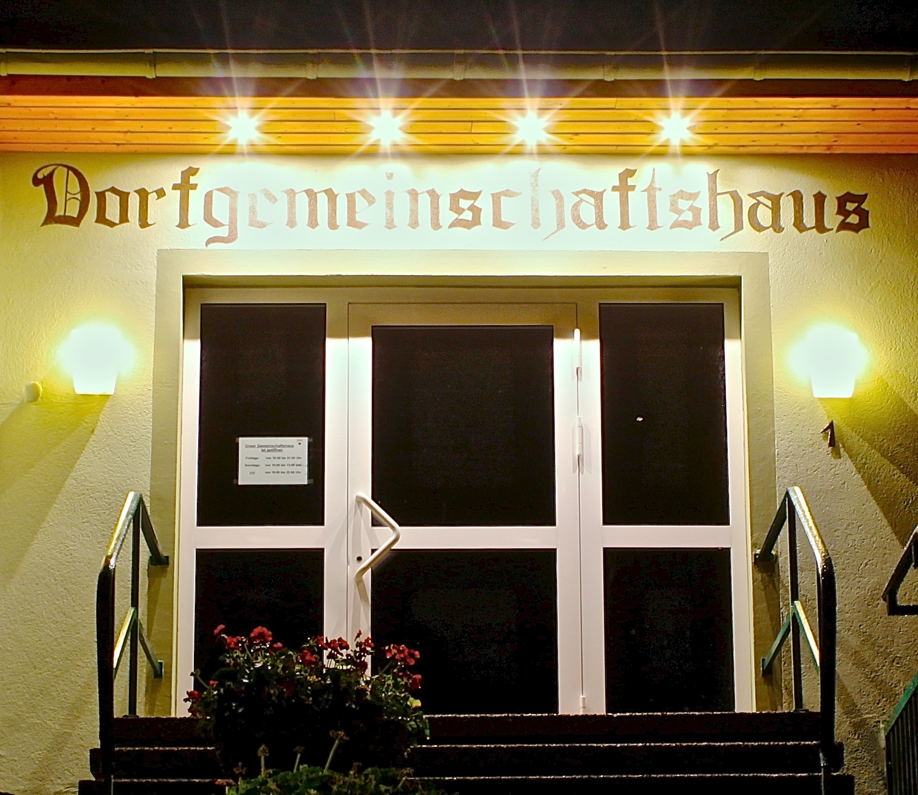 Gemeinschaftshaus bei Nacht