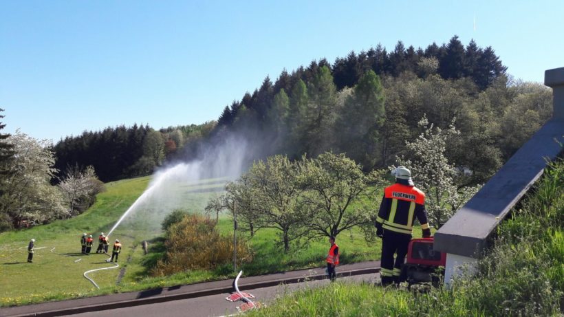 Freiwillige Feuerwehr übt Wasserentnahme