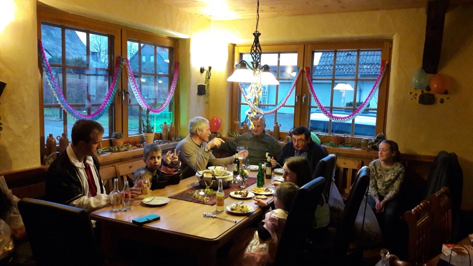 Gäste feiern Fastnacht im Schlachthaus