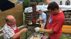 Brunnenfest in Schmißberg: In der Dorfmitte wird aufgetischt.