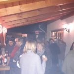 Gäste feiern beim jährlichen Glühweintrinken am Schlachthaus Weihnachten