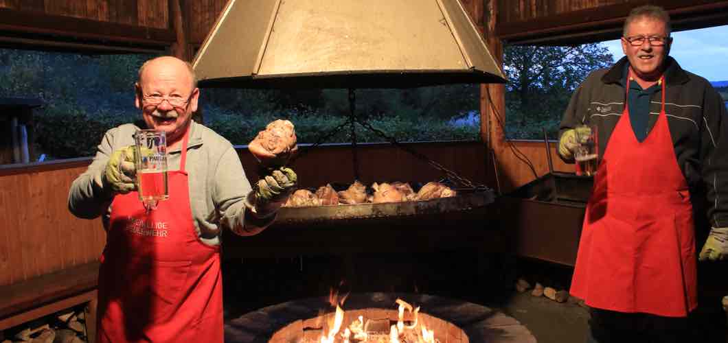 Die Haxen werden von Hartmud Eigner und Klaus Loose gegrillt