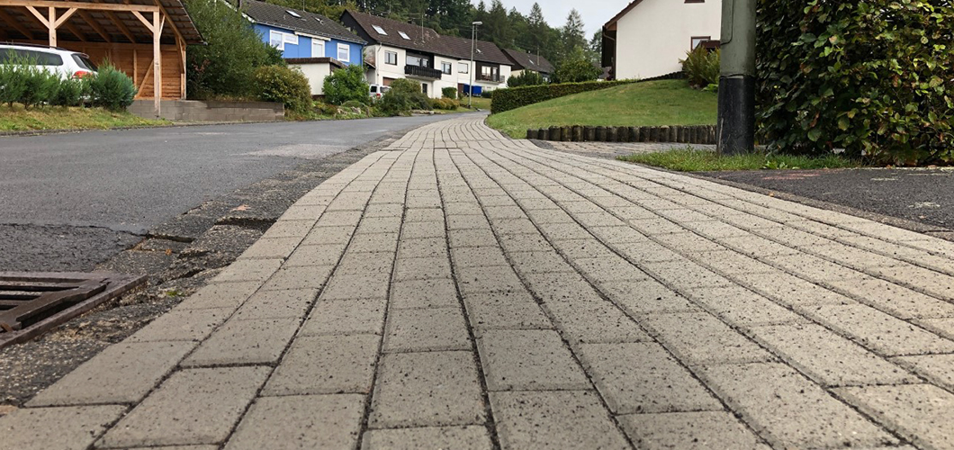 Erdkabel verlegt und Gehwege gepflastert