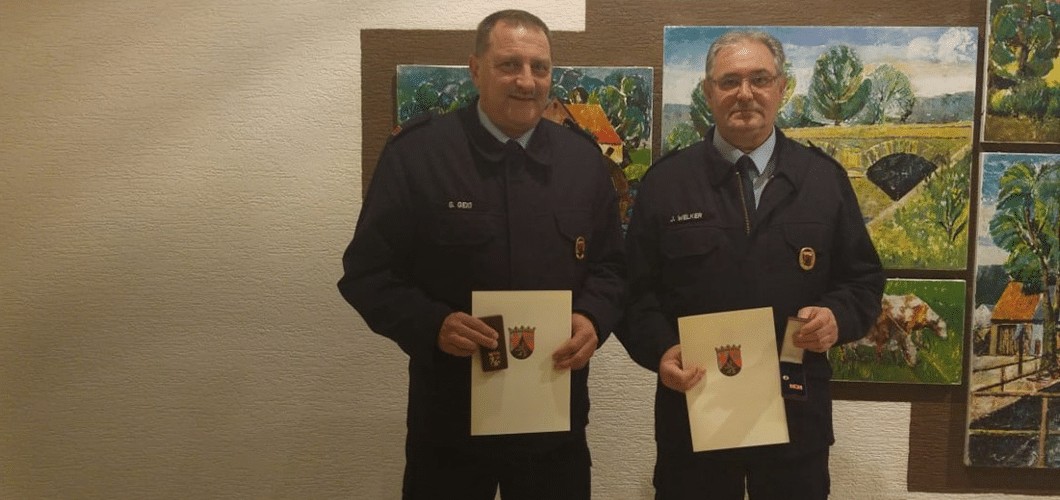 Schmißberger Feuerwehrmänner werden für ihre Mitgliedschaft in der Feuerwehr geehrt