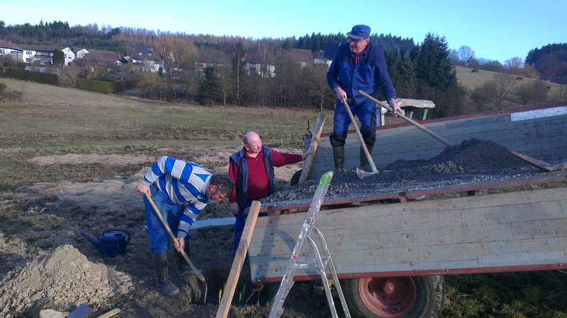 Arbeiter bauen Storchennest auf