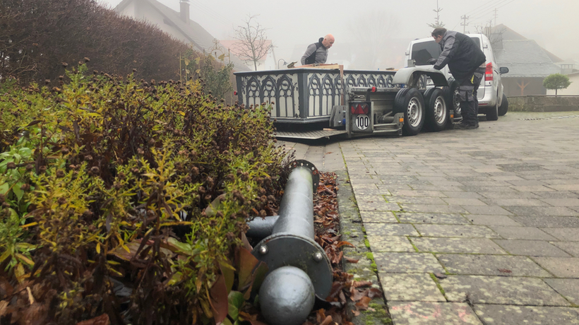 Der Dorfbrunnen auf einem Anhänger