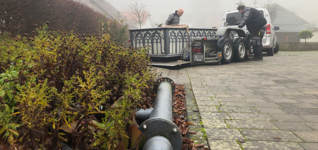 Der Dorfbrunnen auf einem Anhänger