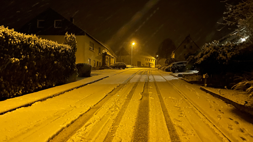 Schnee auf der Hauptstraße in Schmissberg