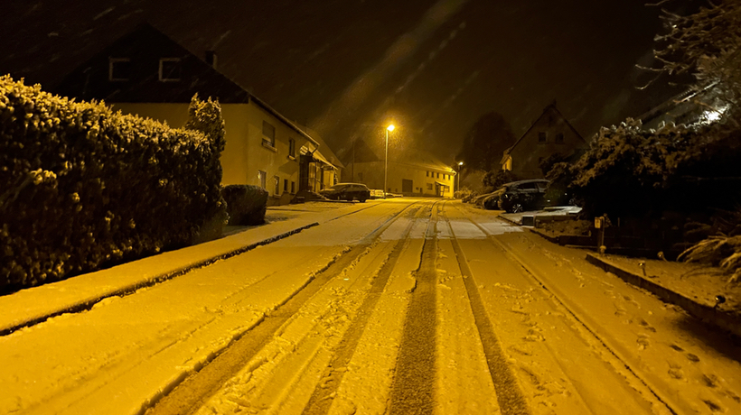 Schnee auf der Hauptstraße in Schmißberg.