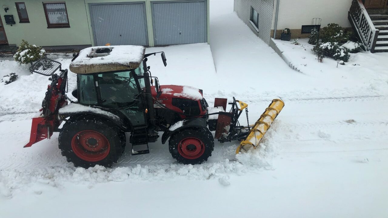Martin Kämmerling räumt mit seinem Traktor den Schnee in der Straße "Im Grünesfeld".