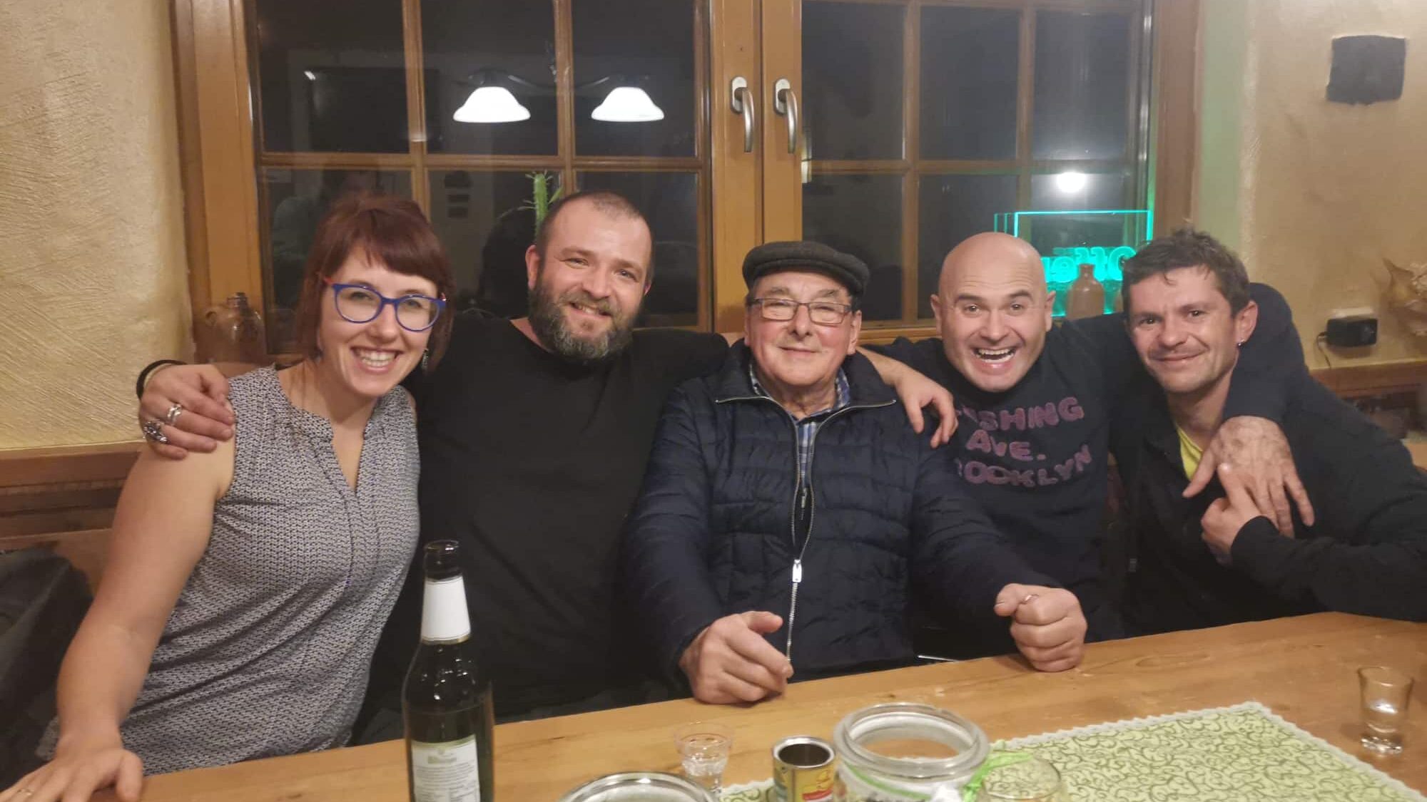 Die vier Slowaken zusammen mit Jana Grauer und Adolf Schuch an einem Samstagabend im Schlachthaus.