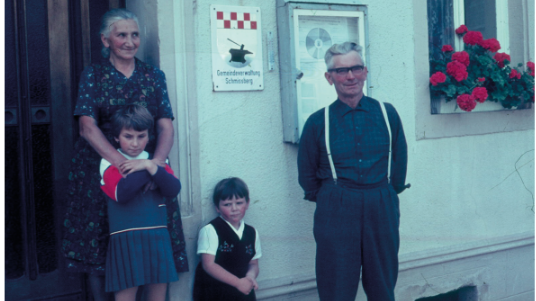 Richard Molter mit Ehefrau Erna und Enkelinnen.